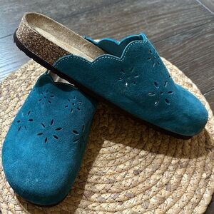 Women’s size 8M teal suede leather clogs- like new condition